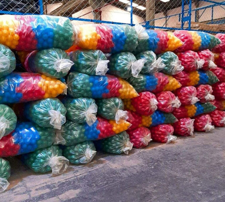 Bolinhas de piscina coloridas para crianças - Paulo Bandin Mesas e Cadeiras, Franca-SP